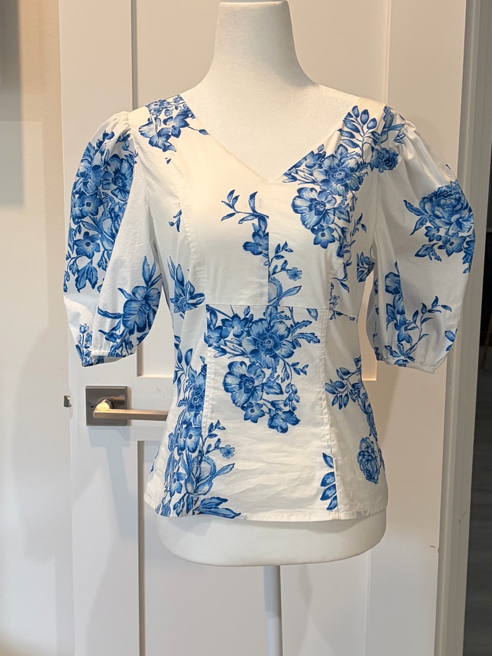 Rachel Parcell White V-Neck Puff Sleeve Top with Blue Floral Print